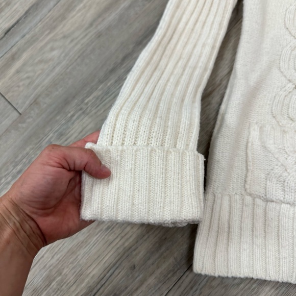 Size small Cardigan, very cute with the toggle buttons - Picture 4 of 9